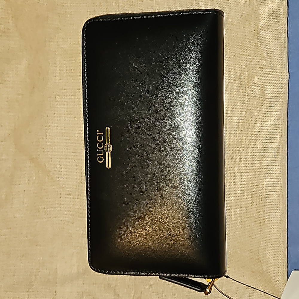 Gucci Black Leather Zip Wallet with Gold Logo